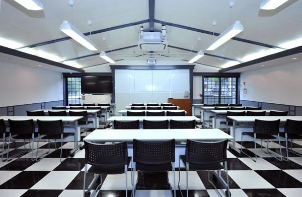 オシャレで快適な校舎